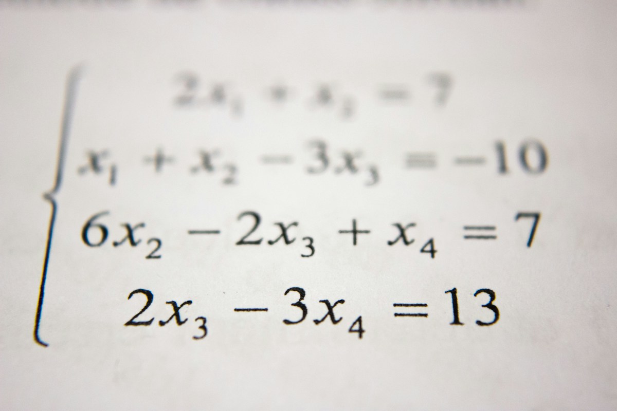 Numbers and mathematical calculations representing an online average calculator