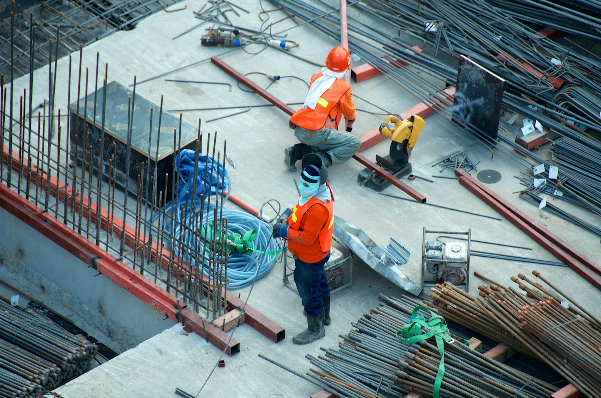 Construction measuring tools and building materials for calculating three-dimensional volume
